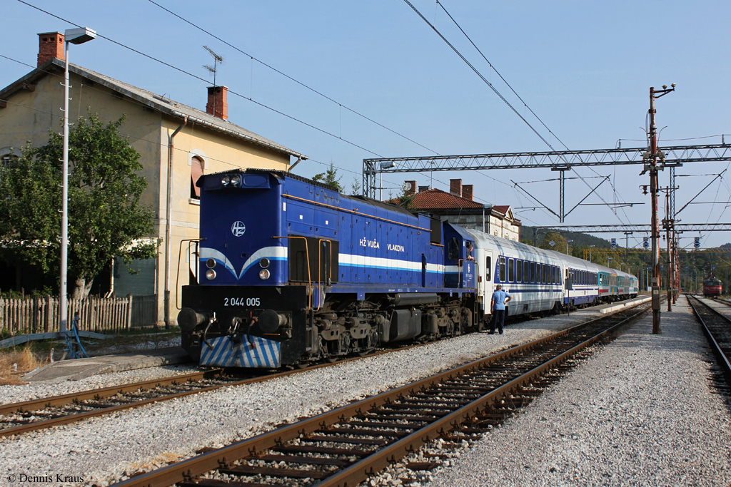 In den Sommermonaten gibt es mit EN 481 eine direkte Nachtverbindung von M�nchen nach Rijeka. In Sapjane h�lt der Zug zum ersten Mal auf kroatischen Boden. Hier findet neben den Passkontrollen im Zug auch ein Lokwechsel statt: Von einer slowenischen E-Lok wird hier auf eine 2044 der HZ umgespannt. Am 23.08.2013 hat 2044 005 soeben den EN 481 �bernommen und wird ihn nun bis Rijeka ziehen. Dank des langen Aufenthalts gab es Gelegenheit f�r diese Aufnahme.