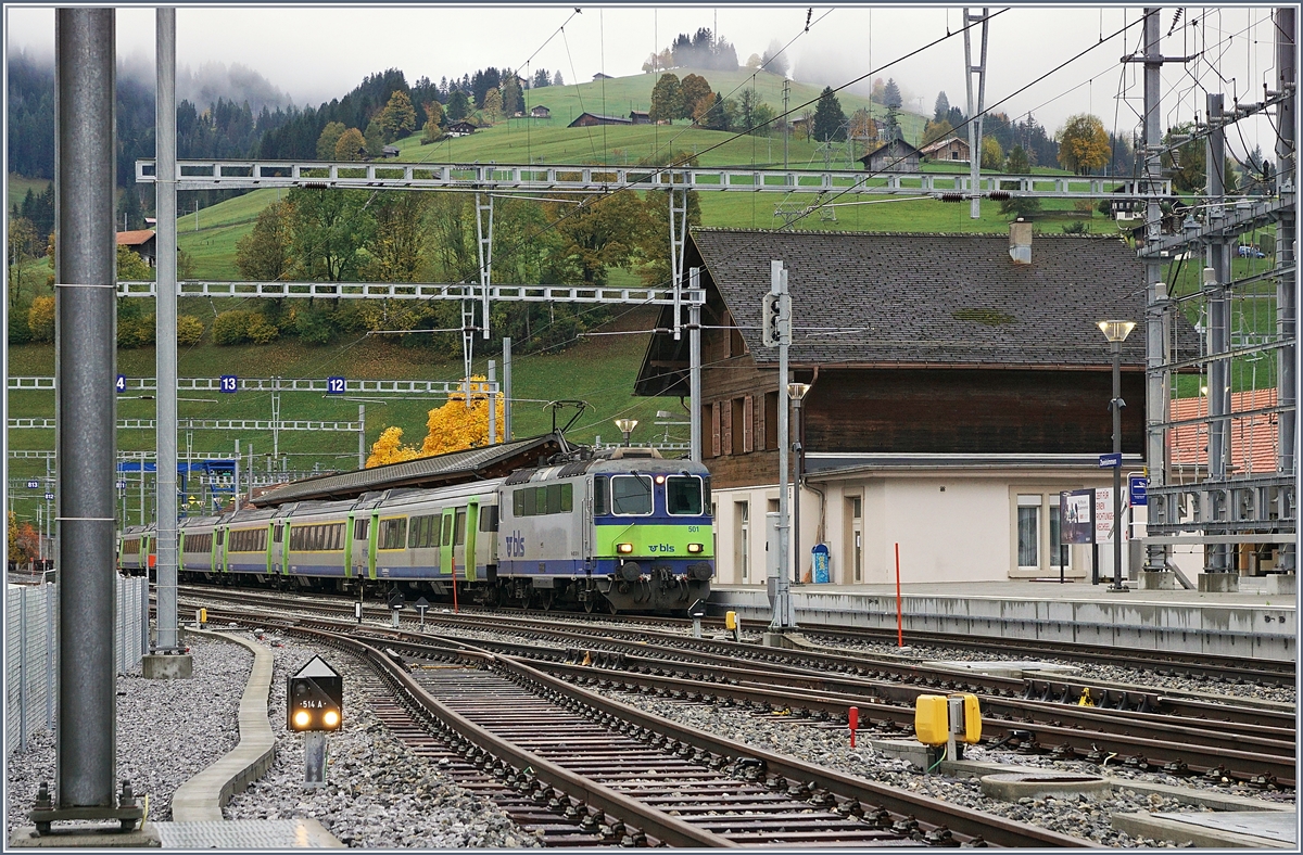 In Spiez wartet die BLS Re 4/4 II 501 mit ihrem RE nach Interlaken Ost auf die Abfahrt, kurze Zeit darauf wurden die Züge  gedreht , seither läuft die Re 4/4 (oder Re 465) im RE Verkehr Seite Zweisimmen.

22. Okt. 2019