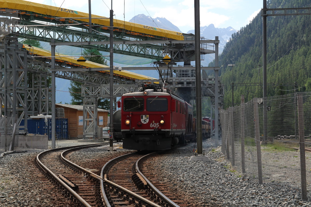 In Spinas steht Ge 4/4 I 605  Silvretta  mit einem Abraumzug, welcher gleich durch den Albulatunnel nach Preda fährt.

Spinas, 15. August 2017 