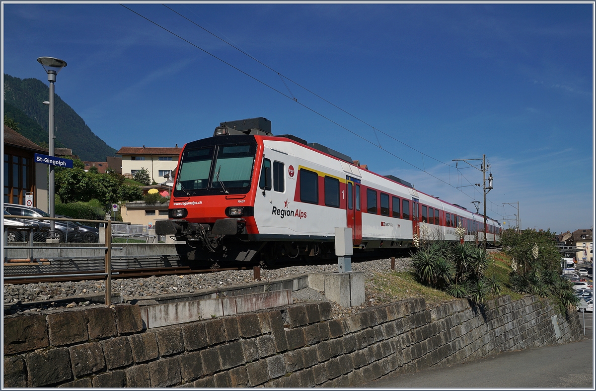 In St-Gingolph (Suisse) knapp vor der Grenze zu Frankreich endet die Walliser Bahnwelt, gut 263 km vom Rhone Gletscher entfernt, welcher dem Kanton massgeblich seine heutige Form verleite. 

Im Bahnhof von St-Gingoplph wartet ein Walliser Regio Alp Domino auf die Abfahrt als Regionalzug 6115 nach Brig.

24. Juni 2019