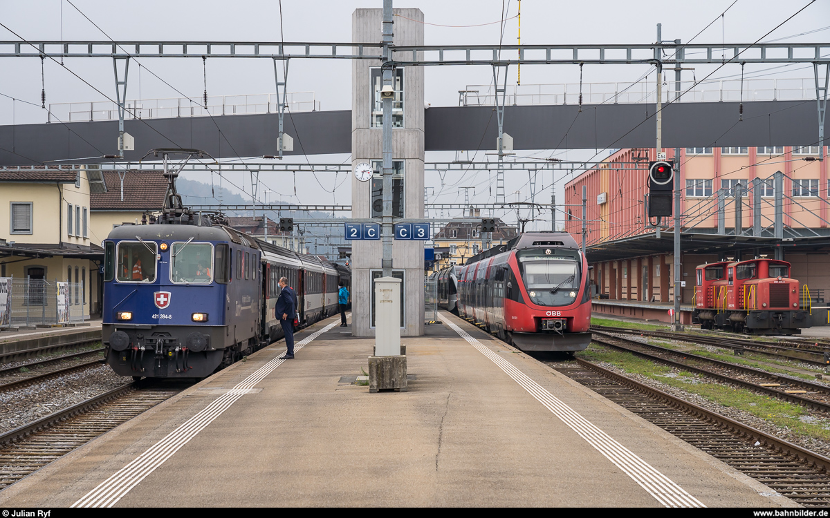 In St. Margrethen stehen die Re 421 394 mit einem EC Zürich - München und der ÖBB Talent 4024 093 nach Bregenz am 7. November 2020 abfahrbereit.