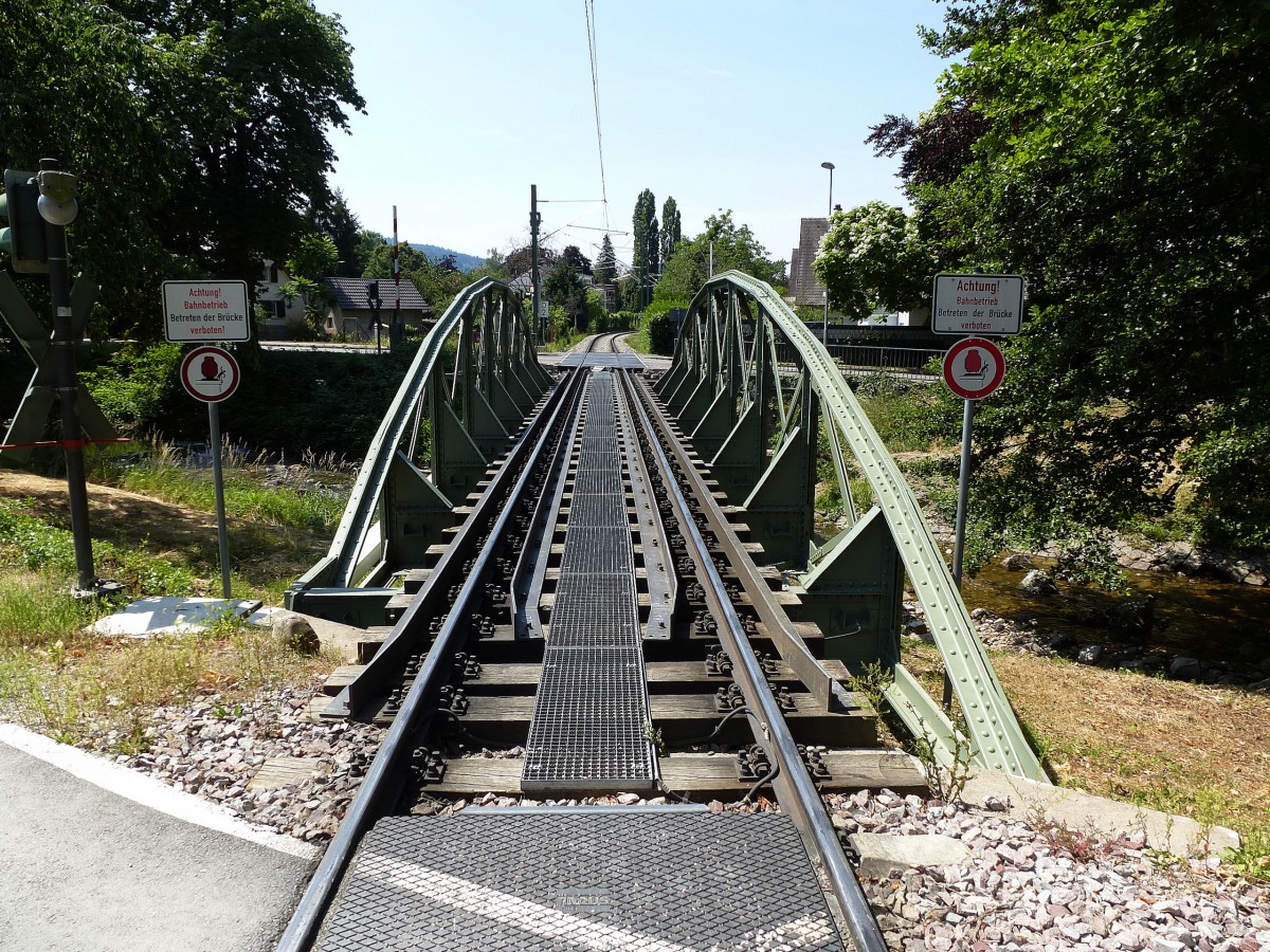 In der Stadt Staufen berquert die Mnstertalbahn auf dieser Stahlbogenbrcke das Flchen Neumagen, Juni 2014