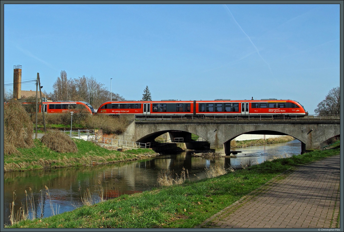 In Staßfurt überqueren 642 234 und 642 226  Solepark Schönebeck/Bad Salzelmen  als RE 17769 nach Erfurt die Bode. (02.04.2016)