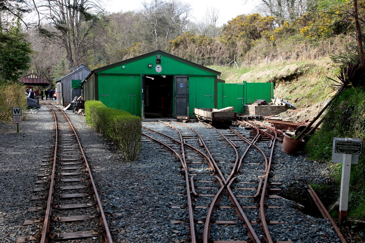In der Station Lhen Coan befinden sich der Lokschuppen und die Fahrzeughalle mit Werkstatt. Besichtigung, inclusive Führung, war bei unserer Gruppenanmeldung möglich, ebenso die Begehung des gesamten Bahnhofsareals. (28.04.2018)