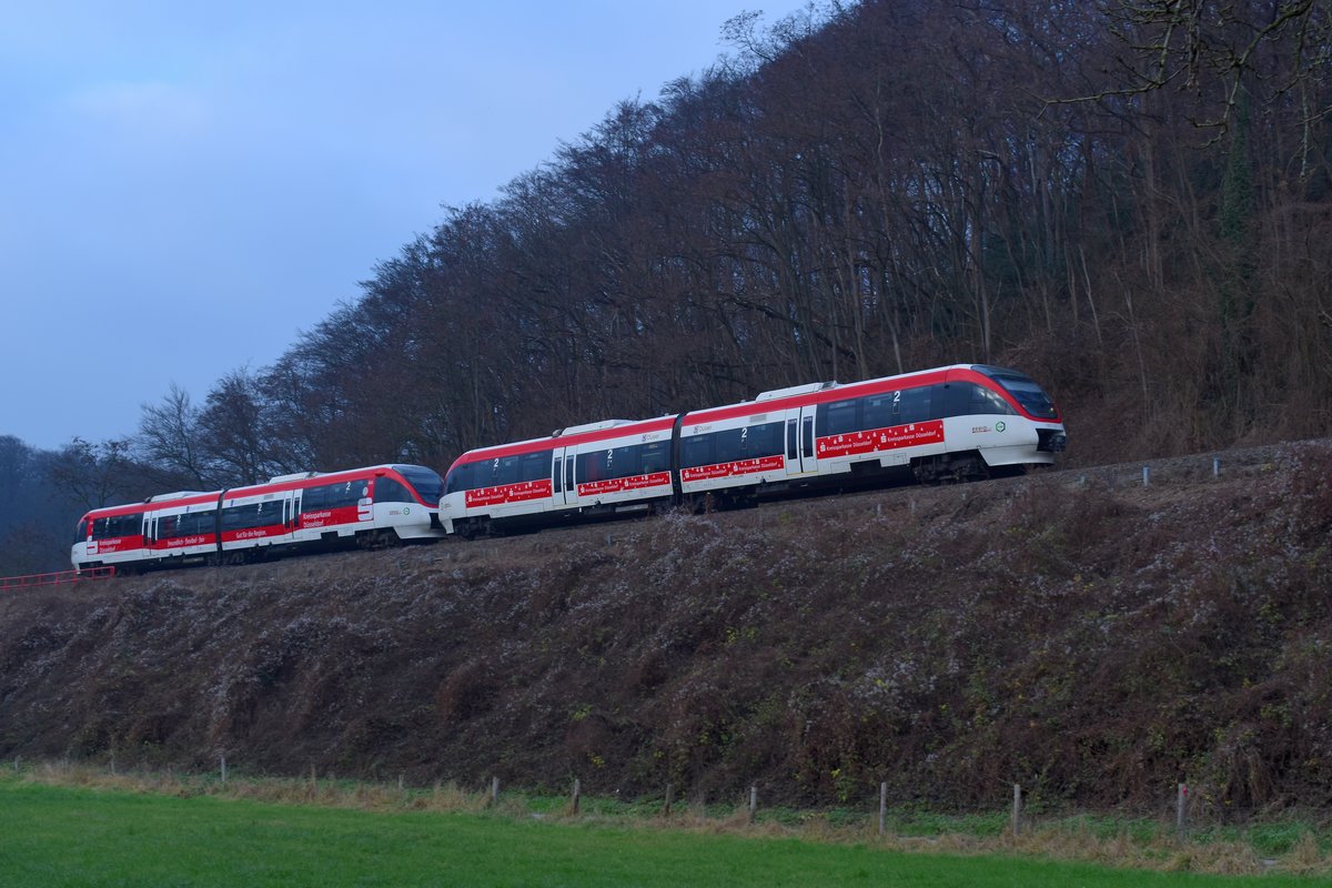 In der Steigung von Düsseldorf Gerresheim nach Erkrath sind die REGIO-Triebwagen Düssel und Stadt Mettmann gen Mettmann Stadtwald fahrend zu sehen. Samstag den 17.12.2016