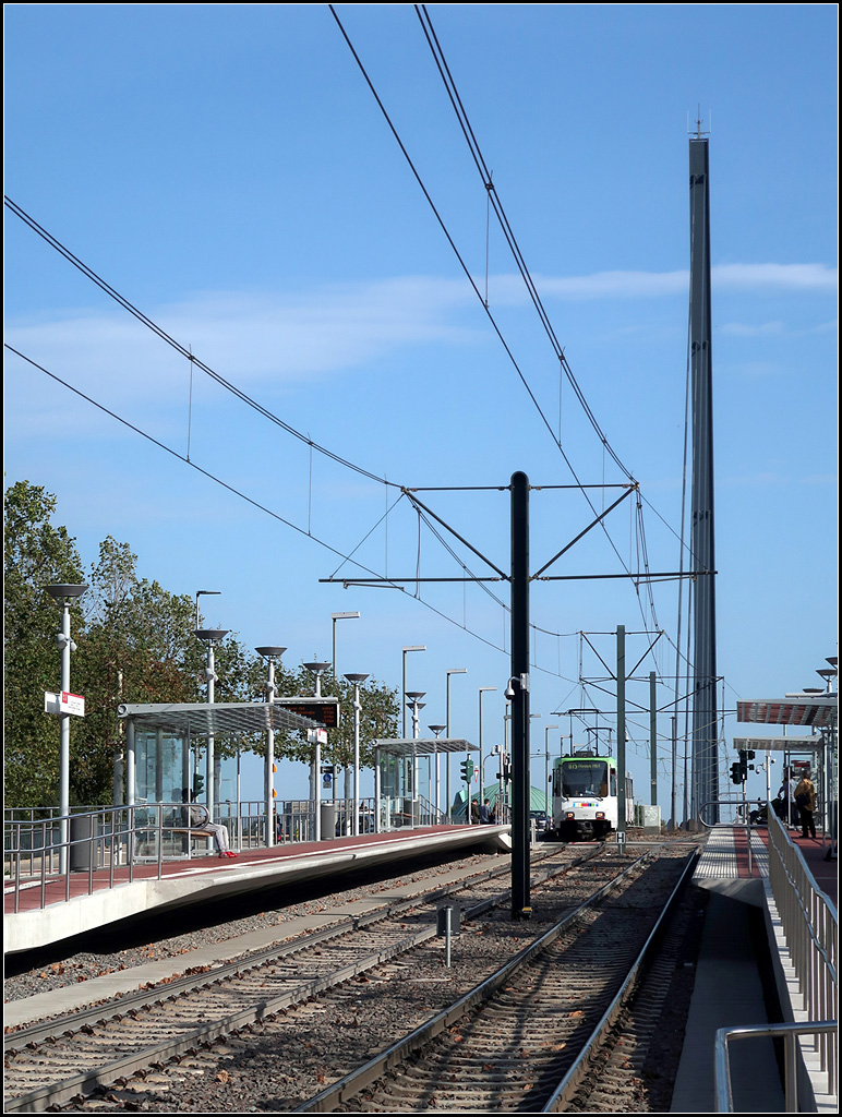In der Steigung zur Oberkasseler Brücke -

... liegt die seit 2019 mit Hochbahnsteigen ausgestattet Haltestelle Luegplatz im Düsseldorfer Stadtteil Oberkassel. Zu Zeiten der Sommerkirmes können seitlich Treppen an die Hochbahnsteige angebracht werden, um den Besucherandrang zu bewältigen. 
Im Hintergrund ist der Pylon der Oberkasseler Brücke zu sehen.

13.10.2019 (M)