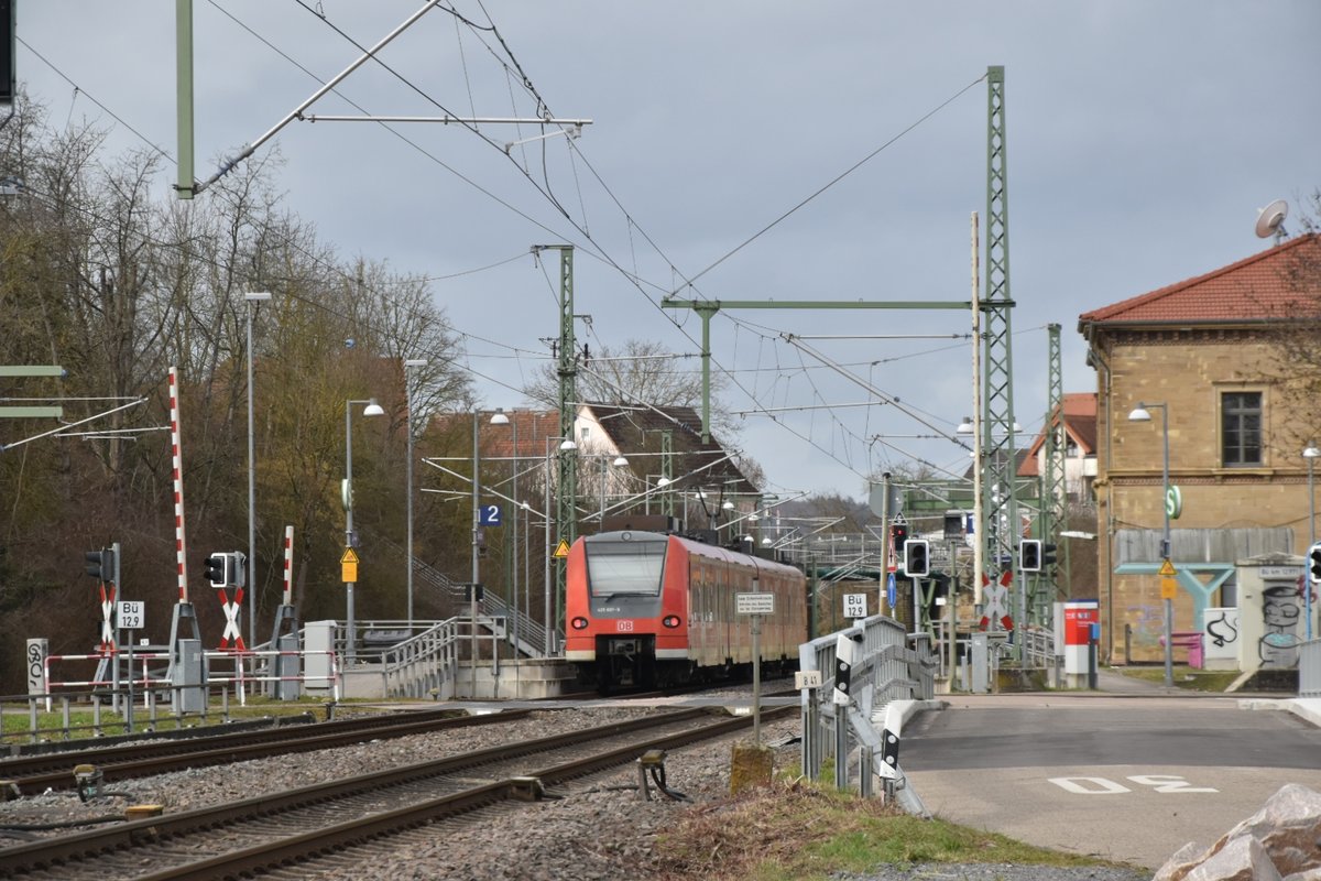 In Steinsfurt endet dieser aus Heidelberg kommende S5 Zug 425 607/107, der sturmbedingt seine Fahrt nach Eppingen nicht fortsetze konnte am Montag den 10.2.2020 da das Tief Sabine noch mit sehr starken Böhen über das Land fegte.