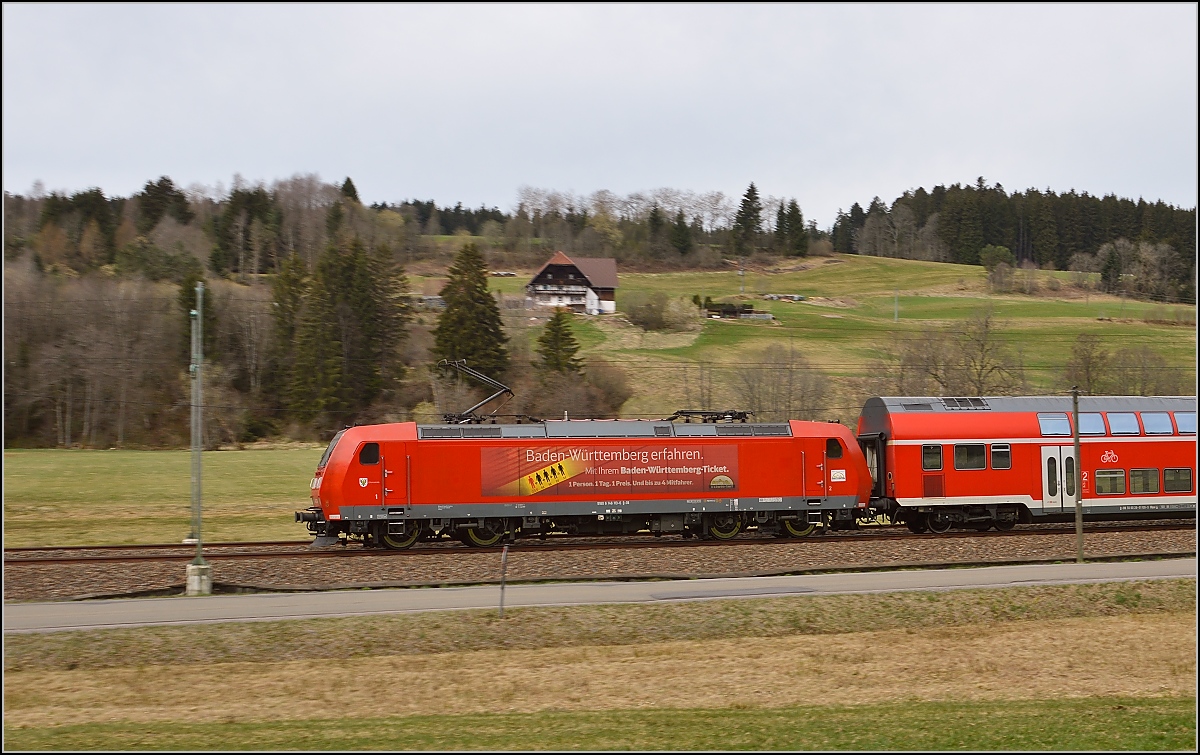 In Stockburg rauscht 146 113-6 mit einem IRE nach Konstanz durch. Hier ist die Schwarzwaldbahn noch ganz oben auf einer Höhe von knapp 800 m. Daneben fließen ganz klein mit der Brigach die ersten zarten Anfänge der Donau. April 2015.