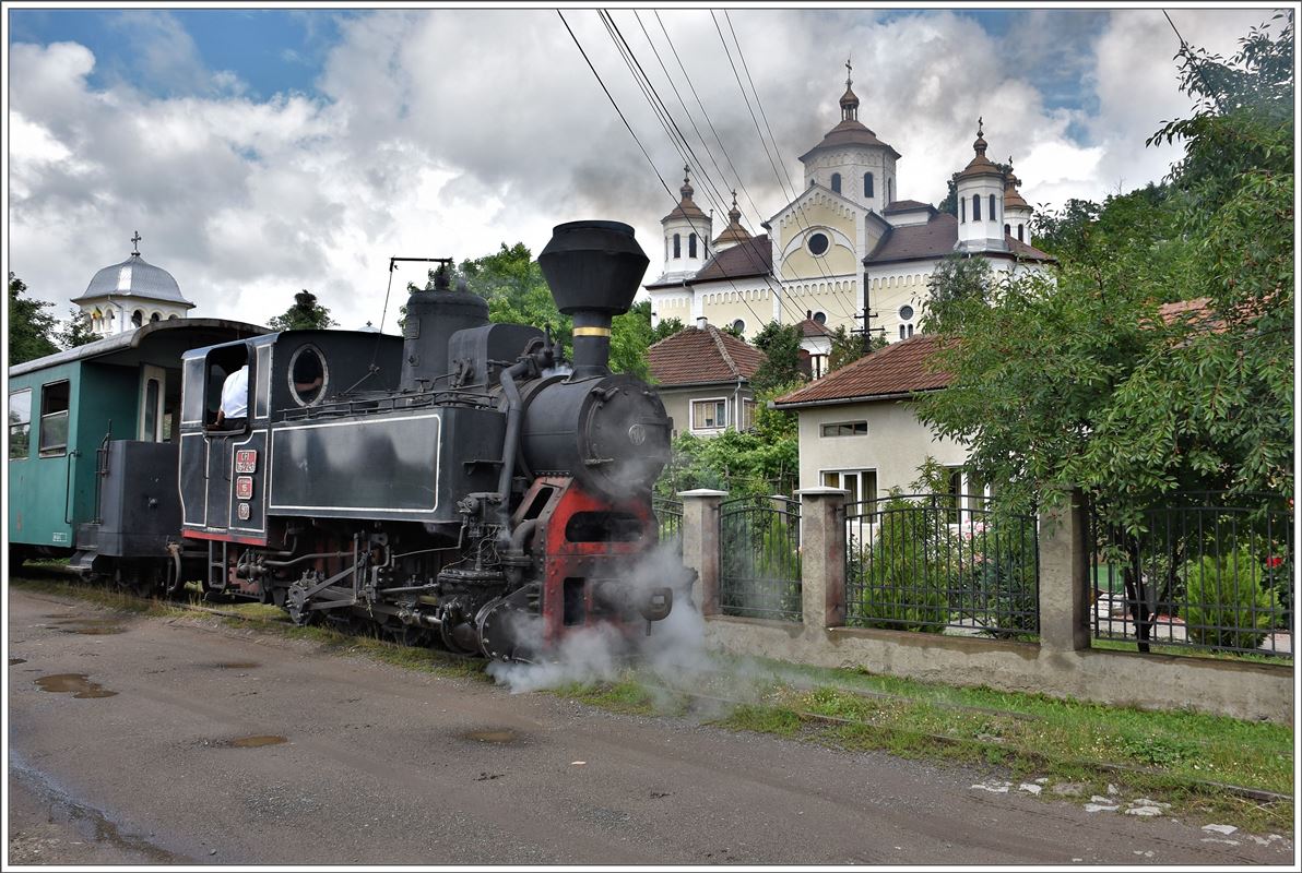 In der Strada Ardealului fhrt die Bahn auch an einer schnen Kirchenanlage vorbei. (16.07.2017)