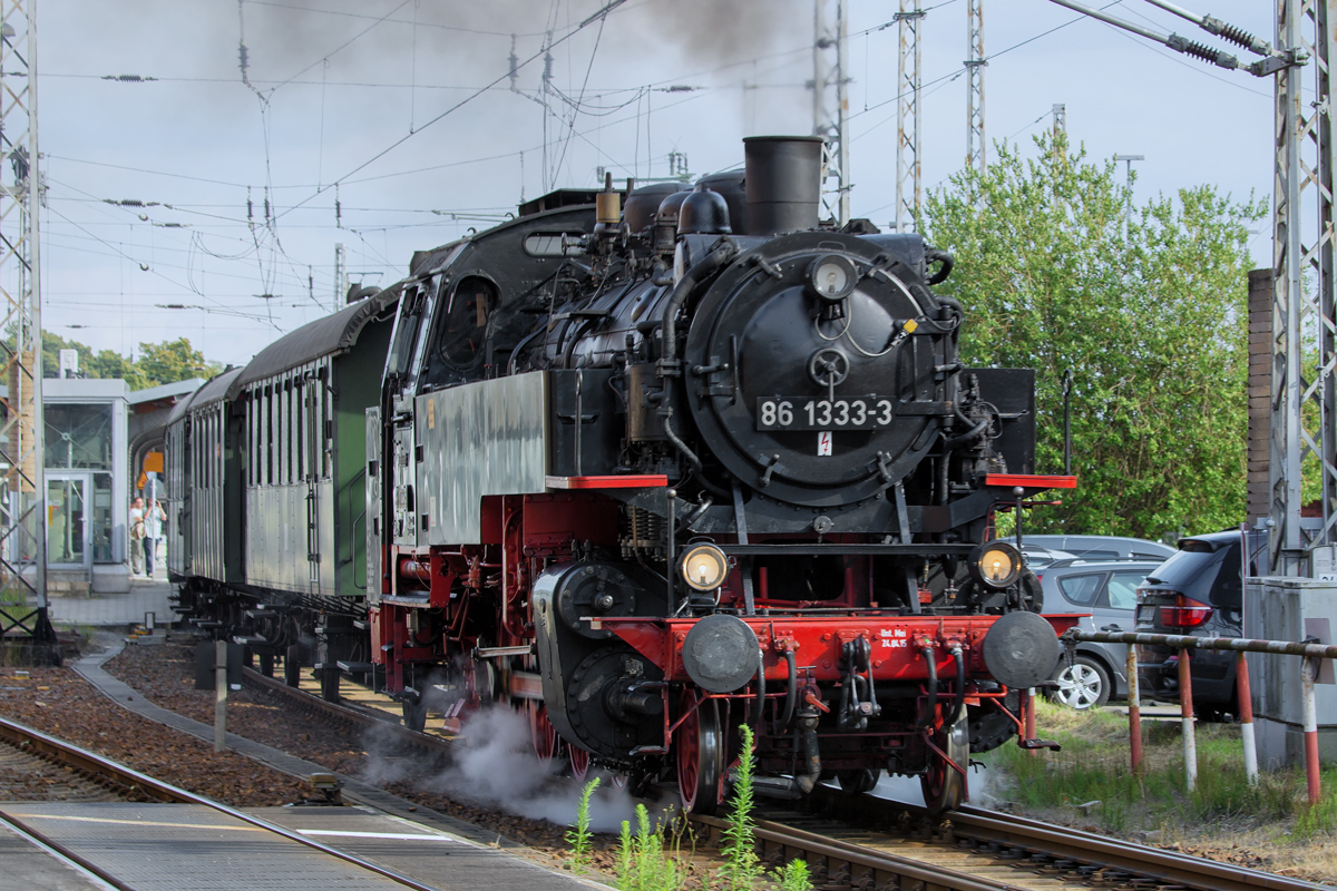 In Stralsund abgefahrener Sonderzug nach Barth mit der Dampflok 86 1333. - 05.08.2016