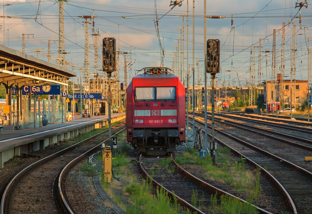 In Stralsund abgestellt und mit frisch geputzter Loknummer die BR 101. - 04.09.2015