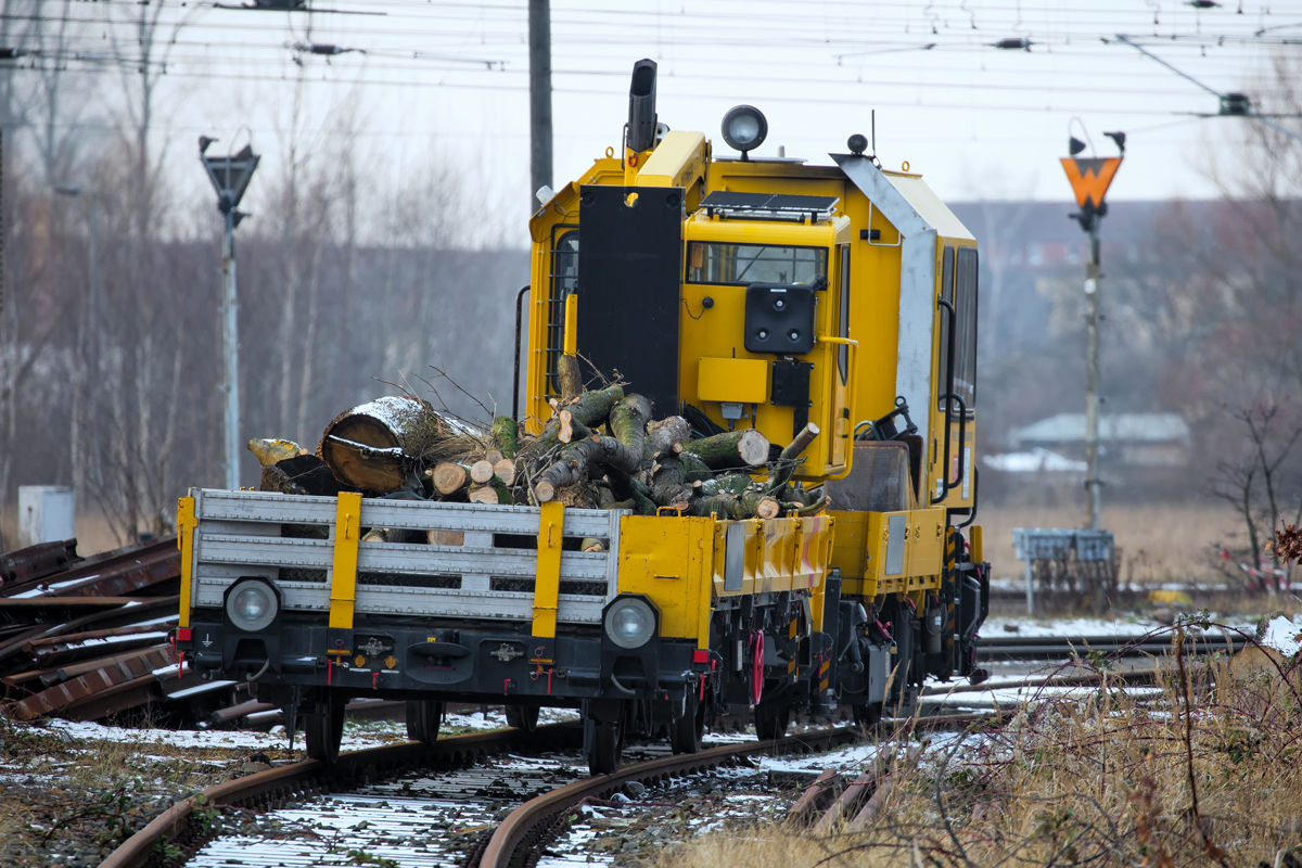 In Stralsund abgestellter GAF mit beladenen Beiwagen. - 09.02.2017 - Aufgenommen am Gleisabschluss Bahnweg 1.

