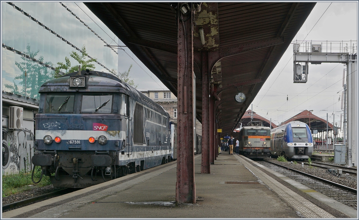 In Strasbourg, auf Gleis 33 zeigt sich die BB 67591 bei der Bereitstellung ihres TER 830716 nach Lauterbourg, in der Bildmitte, etwas im Hintergrund ist die SNCF BB 25664 und der Dieseltriebzug X 76664 (AGC-XGC) zu sehen.

28. Mai 2019
