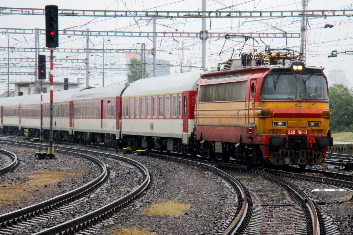 In stromender Regen meldet am 19 September 2017 sich ZSSK 240 118 mit ein Regionalzug in Bratislava hl.st.