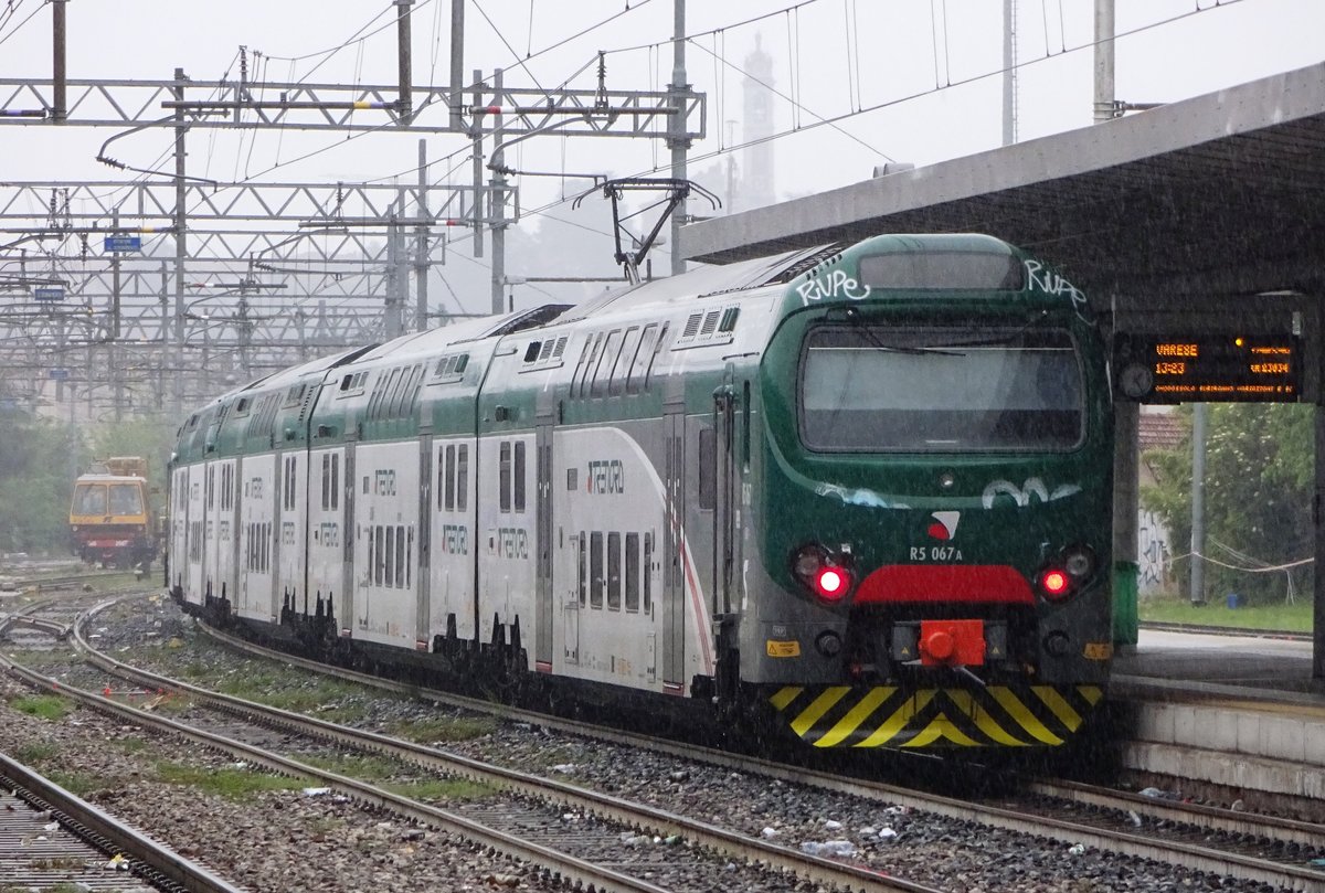 In stromender Regen verlässt TreNord TAF 067 Gallarate am 27 Mai 2019.