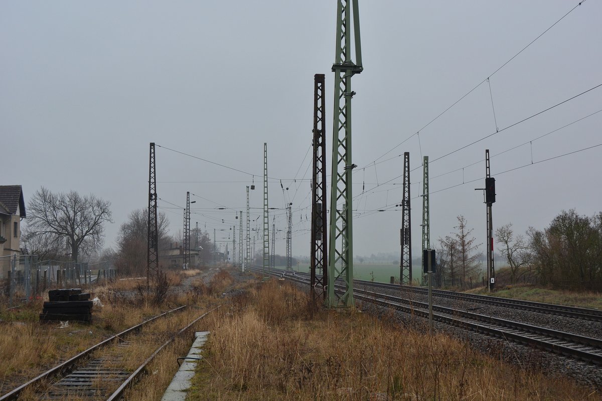 In Stumsdorf wurden bereits neue Oberleitungsmasten gesetzt, denn bald wird auch hier alles modernisiert. Die Oberleitungsmasten stammen noch aus der Zeit der Elektrifizierung 1955. Ebenso werden die Hl Signale durch Ks-Signale ersetzt und der mechanische Bahnübergang wird durch einen modernen Bahnübergang ersetzt. Auch die beiden Stellwerke werden nach dem Umbau geschlossen da diese dann keine Funktion mehr in Stumsdorf haben.

Stumsdorf 01.03.2019