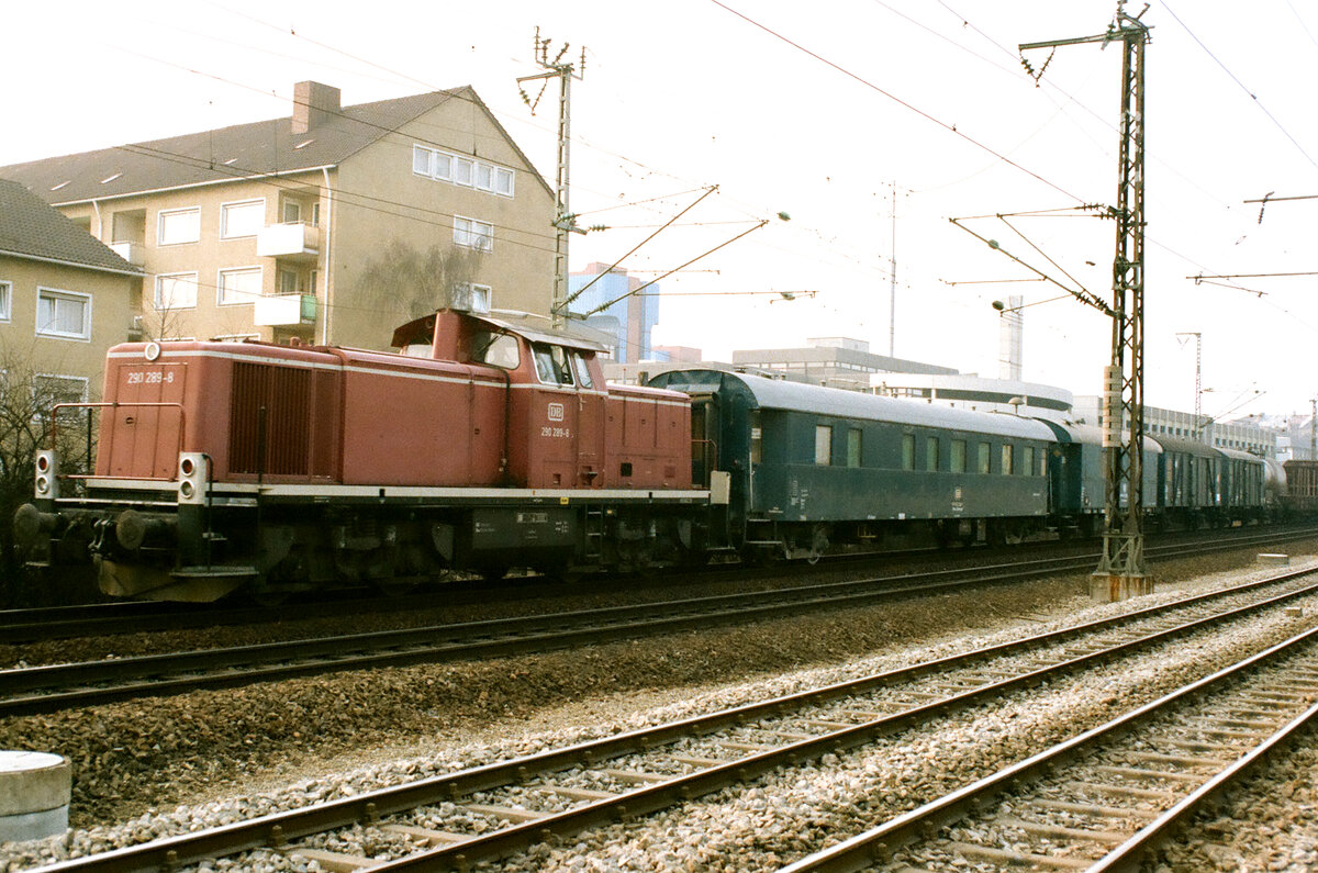In Stuttgart-Bad Cannstatt verliefen Gleise der DB neben solchen der Stuttgarter Stra�enbahnlinie 13 (Station Kienbachstra�e). 1984 erwischte ich dort einen Zug mit einer Lok der DB-Baureihe 290.