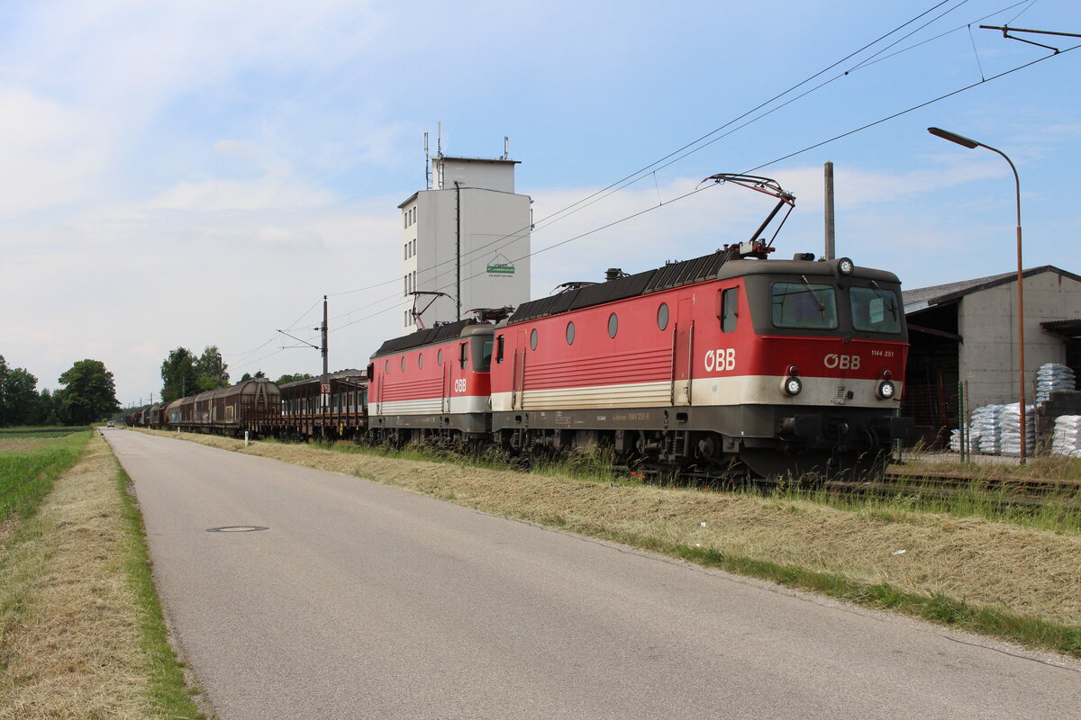 In St.Valentin mündet die eingleisige Rudolfsbahn in Richtung Selzthal in die Westbahn von Wien Richtung Salzburg. Beim Einfahrsignal von St.Valentin aus Richtung Selzthal steht am Vormittag des 11.6.2021 der DG54960 von Bruck an der Mur Fbf nach Linz Vbf bespannt mit der 1144 251 und der 1144 272.