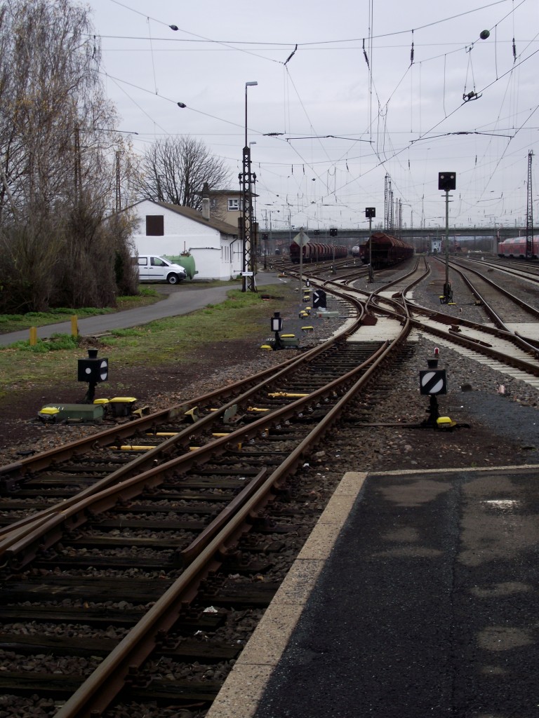 In Süd Teil des Hbf Hanau stehen noch Flügelsignale und alte Weichenlaternen. Hier am 07.12.13