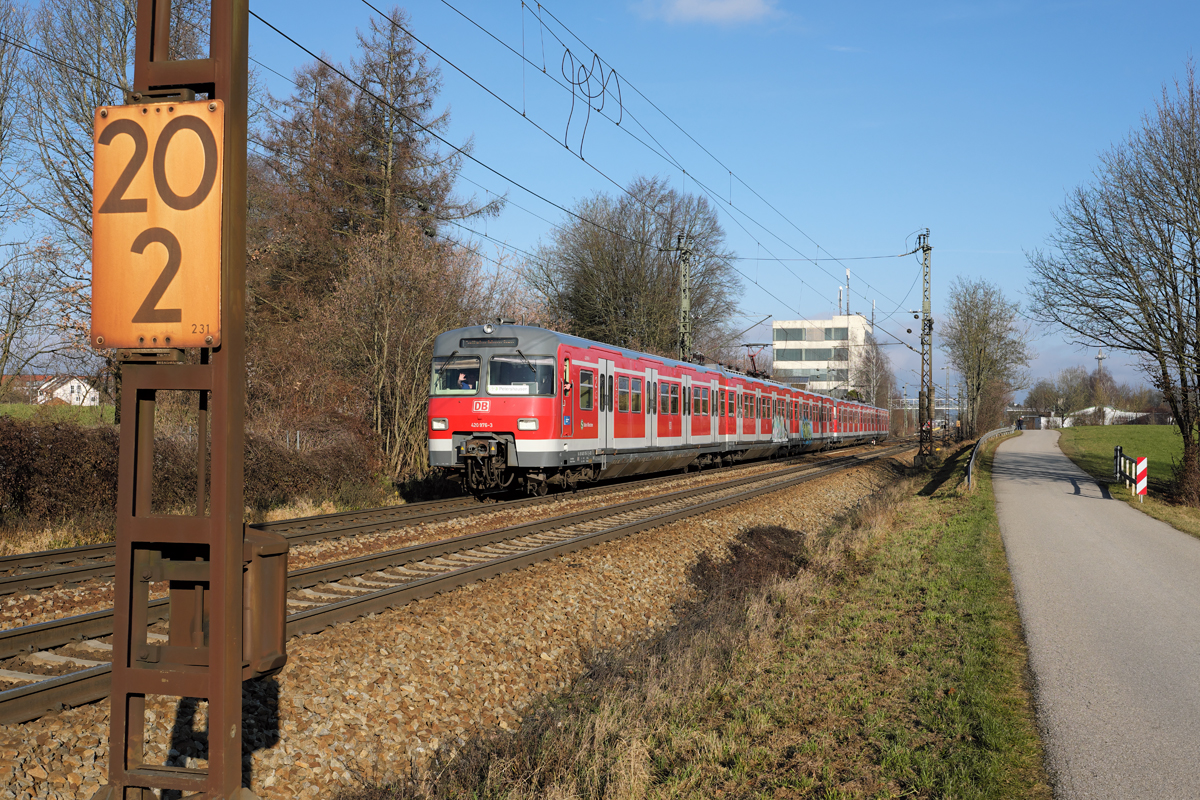 In Süddeutschland kann man zu Heiligabend 2017 tatsächlich die Sonne genießen. Somit wurde am frühen Nachmittag ein Bild des leider etwas grafitty-beschmierten 420 976-3 als S2 nach Petershausen angefertigt.

Die beiden Lokführer hatten sichtlich Spaß bei ihrer Arbeit, hupten und grüßten! Über solche schönen Gesten freut sich der Eisenbahnfotograf immer! Ein schönes Gespräch mit Anwohnern am Streckenrand rundeten den kleinen Fototrip ab.
