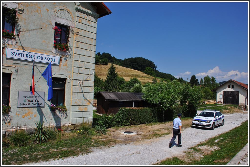 In Sveti Rok ob Sotli, dem letzten slowenischen Bahnhof, kontrolliert eine fliegende Grenzkontrolle die Ausweise der insgesamt vier Mitreisenden.. (01.07.2015)