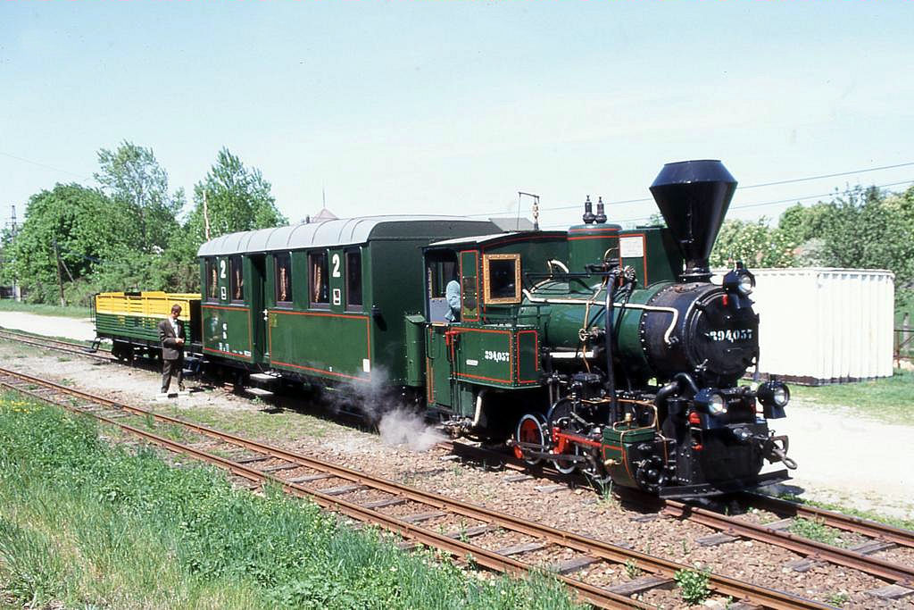 In Szilvasvarad steht am 8.5.2000 die kleine C Tenderlok 694.057 mit ihrem Sonderzug
fr unsere IPA Gruppe bereit. Die Sonderfahrt wurde von mir am 8.5.2000
organisiert. Obwohl es nur ein kurzer Zug mit zwei Wagen war, so war er
doch fr die kleine Maschine zu schwer. Wir blieben spter in der Steigung
der Waldbahn liegen.Die kleine Dampflok war einfach zu leicht und schleuderte stndig. Wir wurden schlielich von dem nachfolgenden Personenzug mit einer Mk 48 nachgeschoben.Das war insbesondere fr die Mitfahrer in dem hinteren offenen Sommerwagen ein besonderes Erlebnis und war sicher ein seltenes Ereignis.  