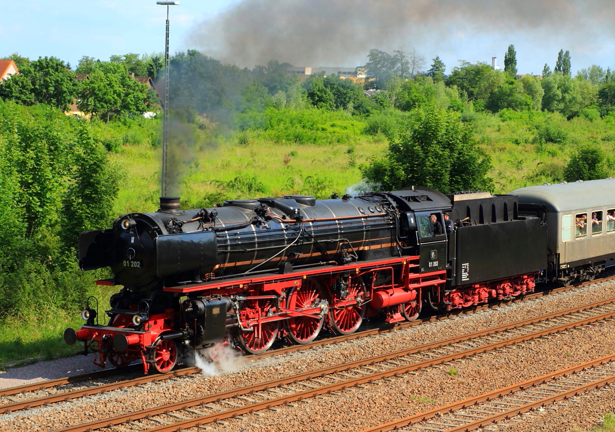 In tadellosem Zustand präsentierte sich die 01 202 des schweizer Vereins 01 202 beim Dampfspektakel, hier bei der Ausfahrt aus Landau am 31.05.2014