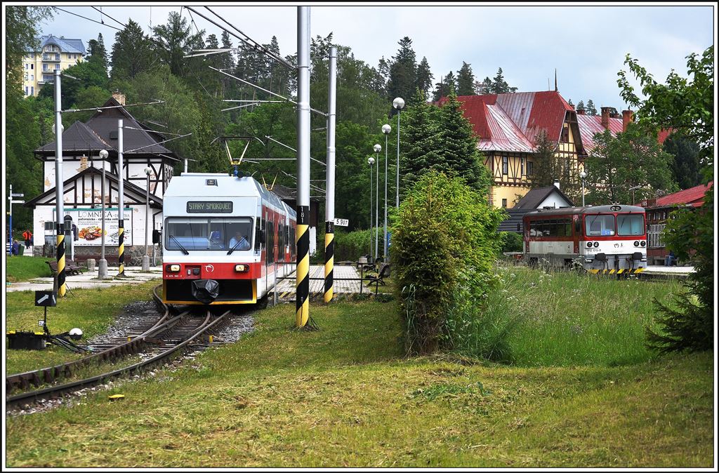 In Tatranská Lomnica treffen Normal- und Schmalspur aufeinanader.425.960-2, 425.952-9 und 812 015-0. (03.06.2014)