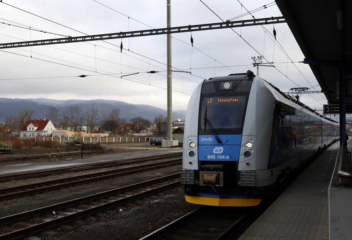 In Teplice fährt der ET 640 104-6 zur Weiterfahrt nach Kadan Prunerov ein.
12.01.24 10.30 Uhr. 