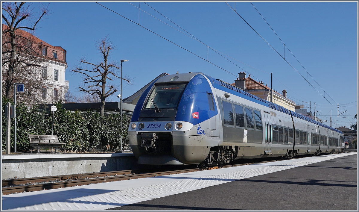 In Thonon-les-Bains wartet der Z 27534/533 als TER 84770 auf die Abfahrt nach Lyon Perrache. 

23 März 2019