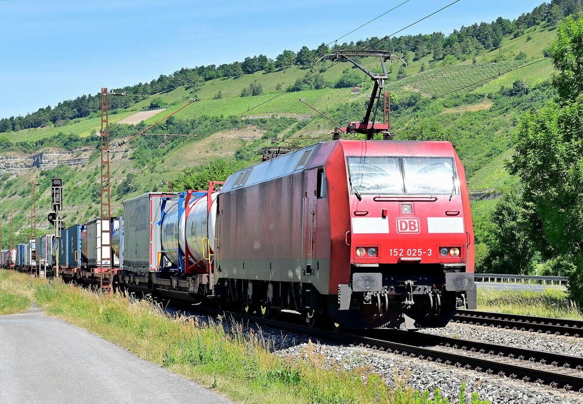 In Thüngersheim kommt die 152 025-3 mit einem Klv gen Würzburg gefahren am Dienstag den 14.6.2022