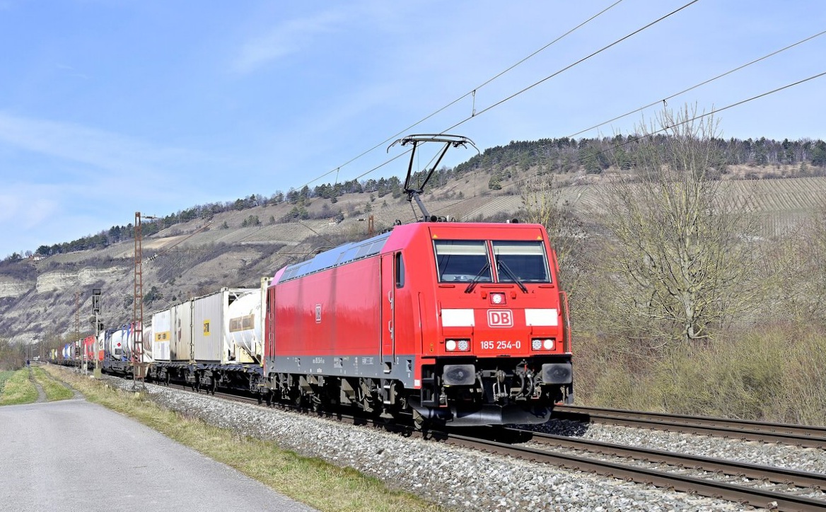 In Thüngersheim kommt die 185 254-0 mit einem Kastelzug gen Würzburg über die Kbs 800 gefahren am Dienstag den 1. März 2022