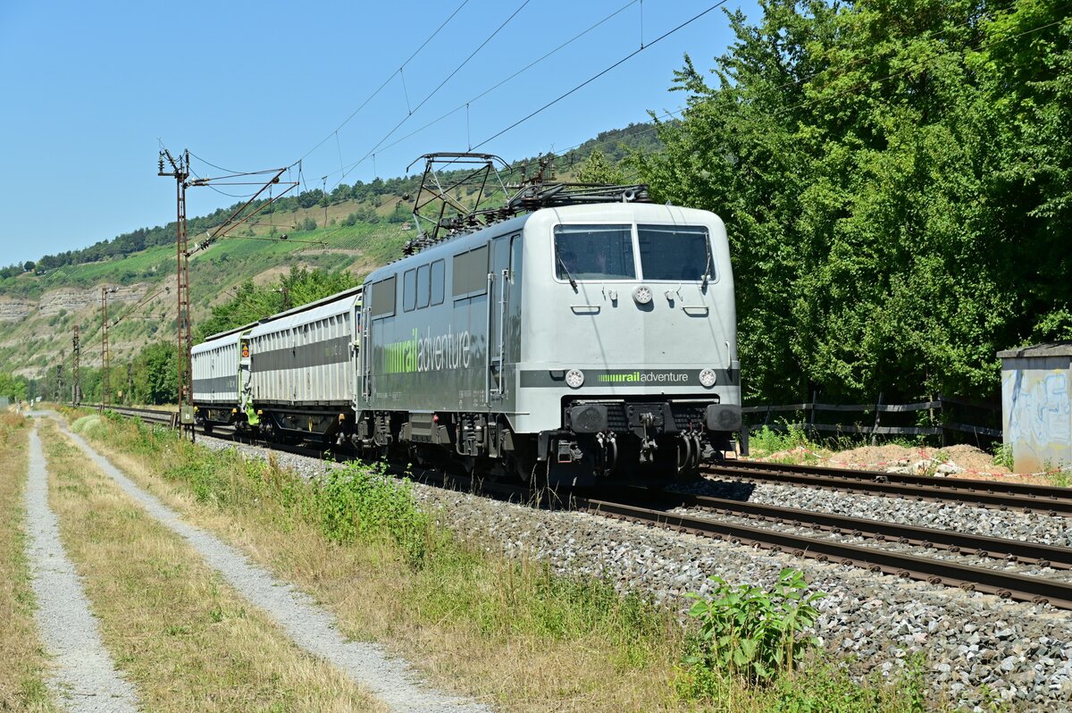 In Thüngersheim ist mir die Railadventur 111 222-6 mit zwei Schutzwagen gen Würzburg fahrend vors Objektiv geraten.  Dienstag den 19.7.2022
