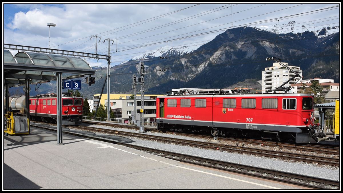 In Thusis treffen sich zwei der sieben Ge 6/6 II der RhB, die mehrheitlich im Güterverkehr eingesetzt werden. Ge 6/6 II 703  St.Moritz  und 707  Scuol . (17.04.2019)
