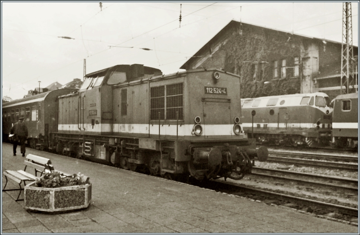 In den Tiefen meines Archivs gefunden: Das Analogbild zeigt die DR 112 524-4, die mit einem Personenzug in Schwerin auf die Abfahrt wartet. 

Ende September 1990
