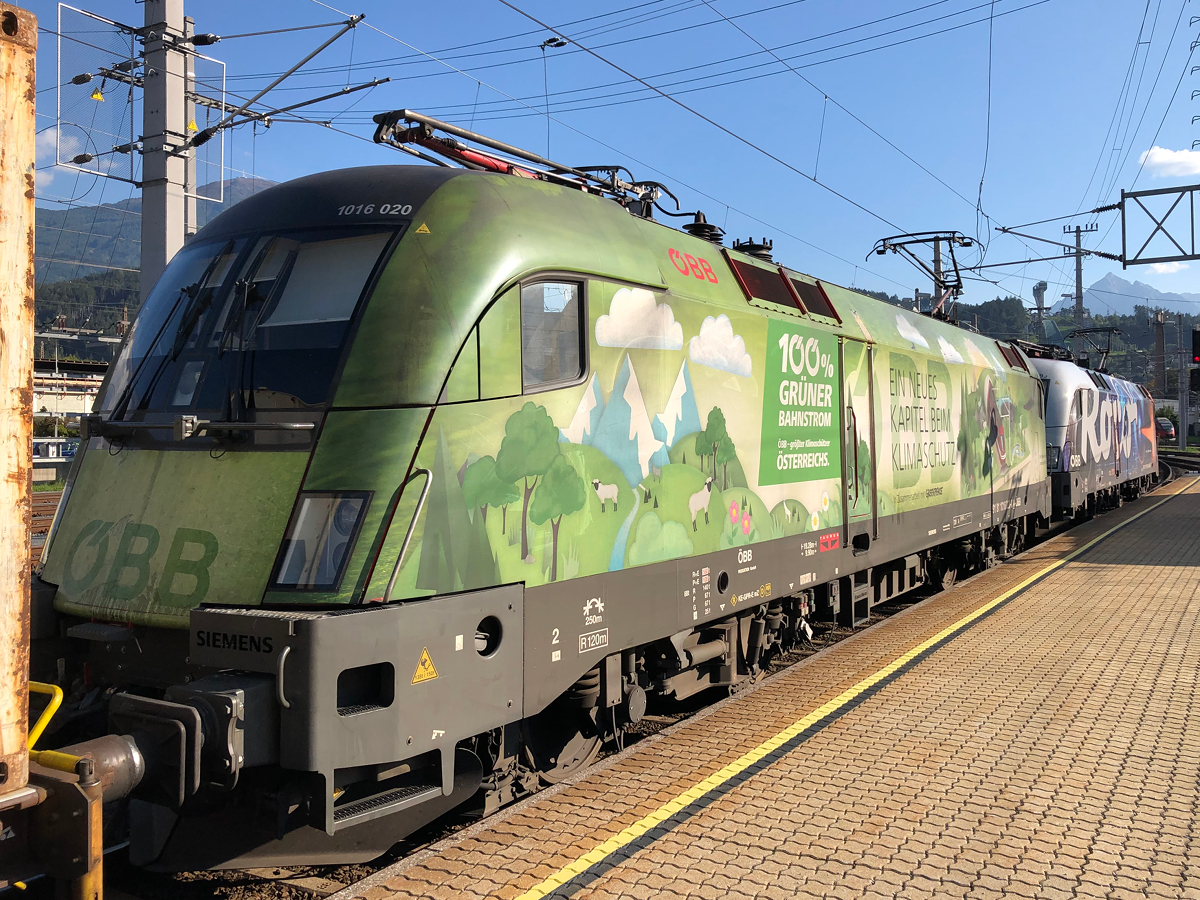 In Tirol und Vorarlberg kommt es öfter mal vor dass 2 Werbeloks gleichzeitig vor einem Zug zu sehen sind. Hier die ÖBB 1016 020-0  Klima- und Umweltschutz Lok  und die ÖBB 1116 199-1  60 Jahre Roco  vor einem Kontainerzug nach Wolfurt bei einem kurzen Zwischenhalt in Innsbruck Hbf. Aufgenommen am Abend des 09.09.2021