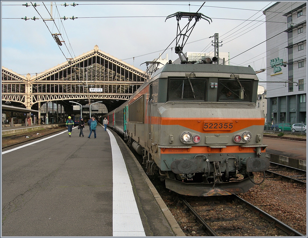 In Tours wartet die SNCF BB 22355 mit einem  Aqualis  auf die Abfahrt nach Paris Austerlitz.
20. März 2007