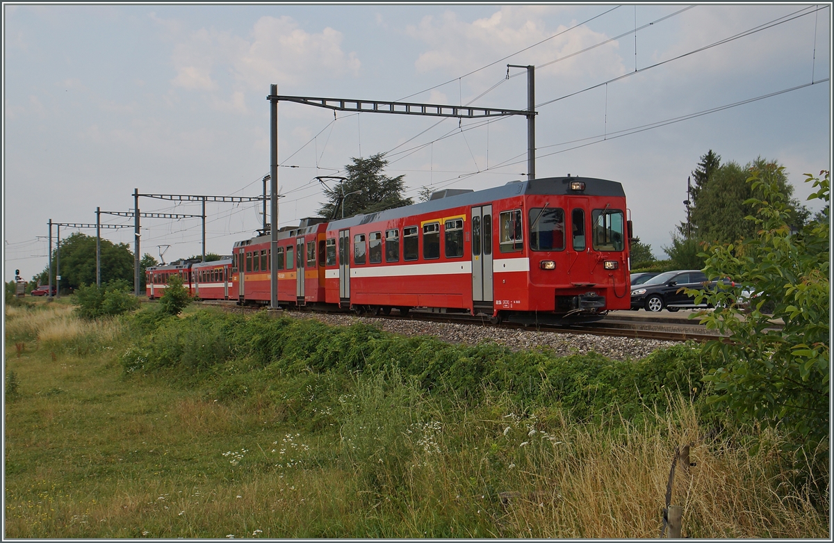 In Trélex kreuzen sich zwei NStCM Pendelzüge, die wie man sieht zu drei Viertel bereits in der neuen Farbgebung unterwegs sind.
6. Juli 2015