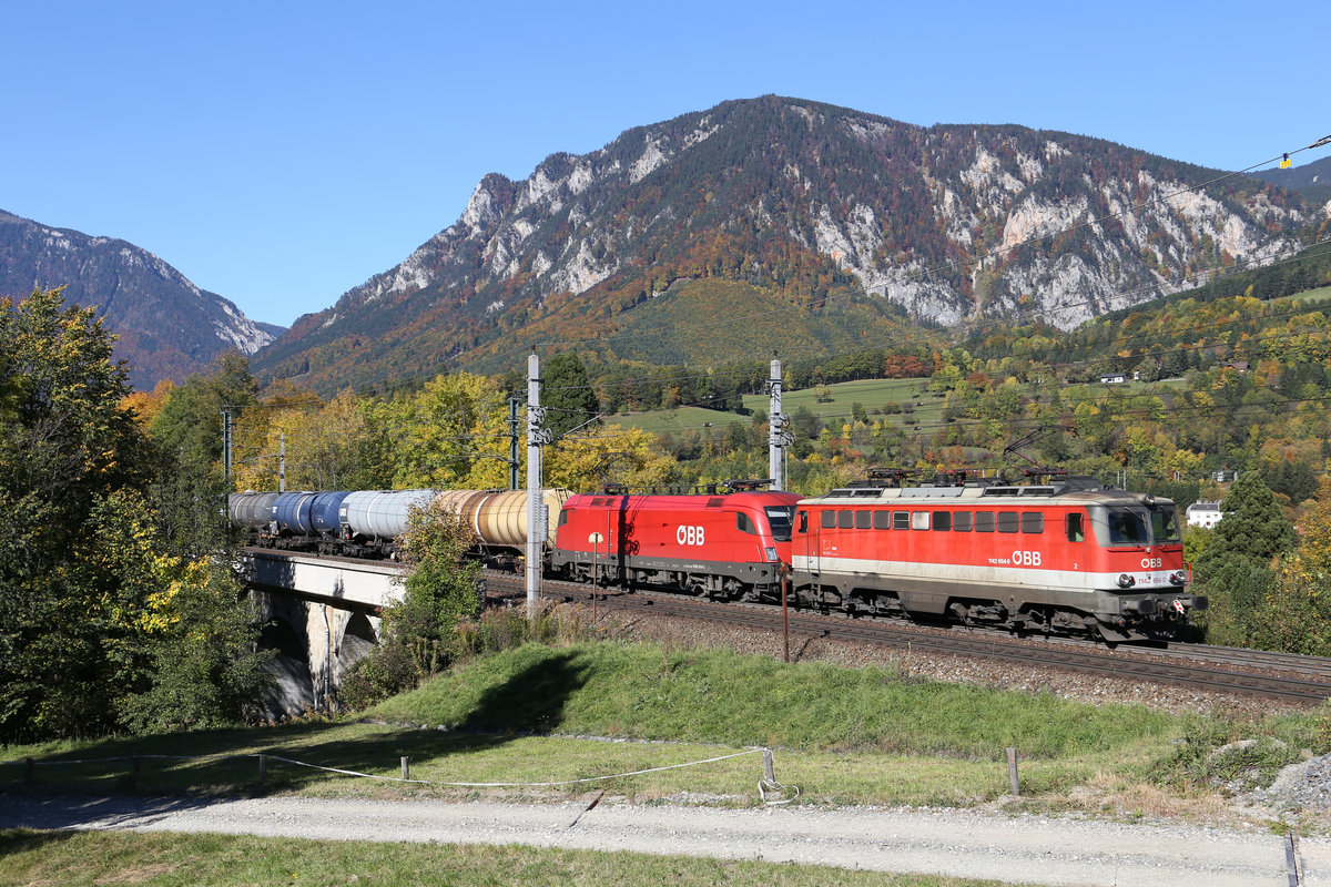 In traumhafter Verfärbung fahren 1142.664+1116 mit dem GAG-91025 über den Payerbachgraben-Viadukt. 14.10.17