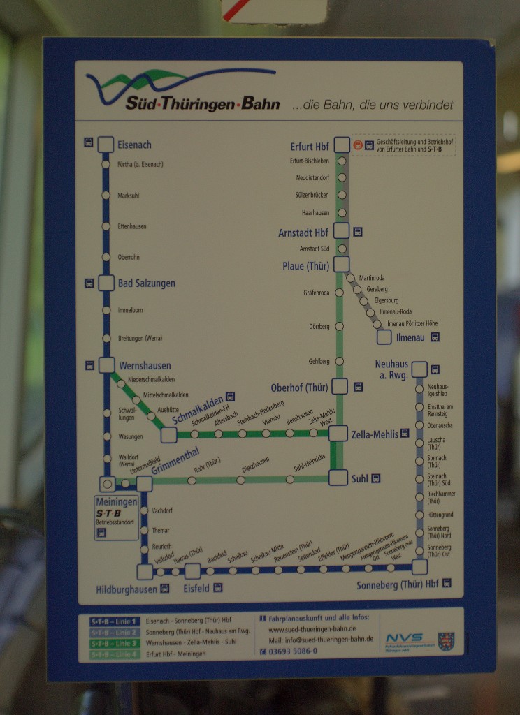 In den Triebwagen der Süd-Thüringen-Bahn finden sich diese Tafeln , die auf das Streckennetz hinweisen. 22.05.2014 auf der Fahrt nach Suhl, 14:04 Uhr.Fotografiert Höhe Neudietendorf.