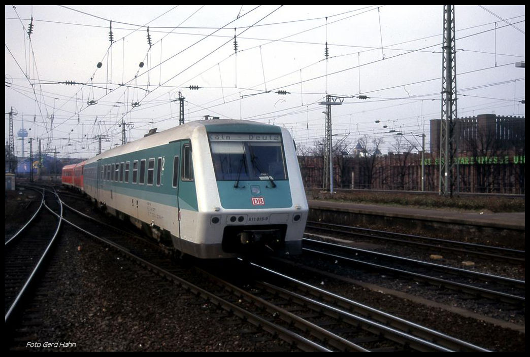 In Türkis beiger und roter Zusammenstellung erreicht hier der Triebwagen 611015 als RE 3622 am 21.2.1998 um 12.56 Uhr den Bahnhof Köln Deutz.