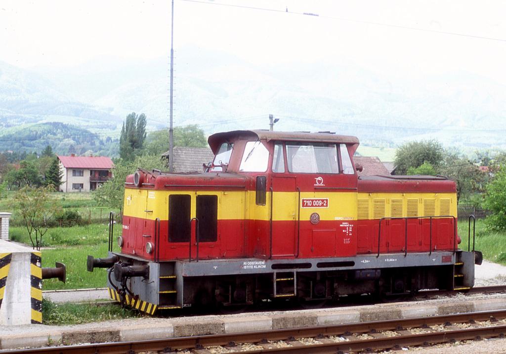 In Turany (Slowakische Republik)stand am 19.5.2004 diese Kleindiesellok 710009 im Bahnhof.