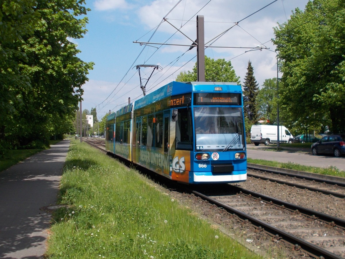 In der Turkuer Straße,am 20.Mai 2015,war der Rostocker Tw 666 unterwegs.
