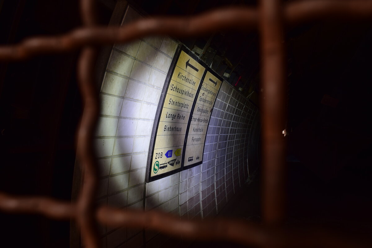 In der U-Bahn Station Nord verbirgt sich neben der befahrenen Tunnelröhre eine zweite Tunnelröhre welche jedoch nie in Betrieb ging. Hier sollte eins die U4 fahren welche jedoch nie realisiert wurde. Seit 1968 ist diese Station nahezu im Ursprungszustand mit Werbeplakaten vom Horton Kaufhaus und den Orientierungstafeln wo noch die Straßenbahn gelistet ist. 

Hamburg 28.07.2021