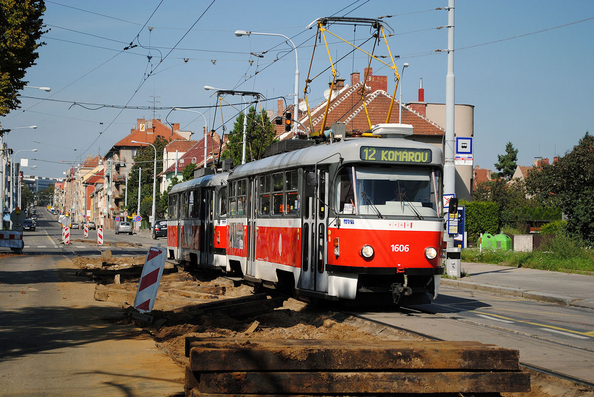 In der ulica Jana Babaka finden derzeit Gleissanierungsarbeiten statt, wobei der Verkehr durch eingleisigen Betrieb mittels Kletterweichen aufrecht erhalten wird. Tw.1606+1608 befahren soeben den eingleisigen Abschnitt, im Vordergrund sieht man die bereits herausgerissenen Schwellen. (24.09.2014)