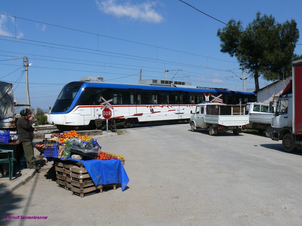 In Ulukent berqueren die von der spanischen Firma CAF gebauten Elektrotriebzge TCDD-E22018+E22028 den letzten zu dieser Zeit noch existierenden schienengleichen Bahnbergang an der S-Bahn(IZBAN)Strecke Izmir-Alsancak - Menemen.

2012-03-16 Ulukent