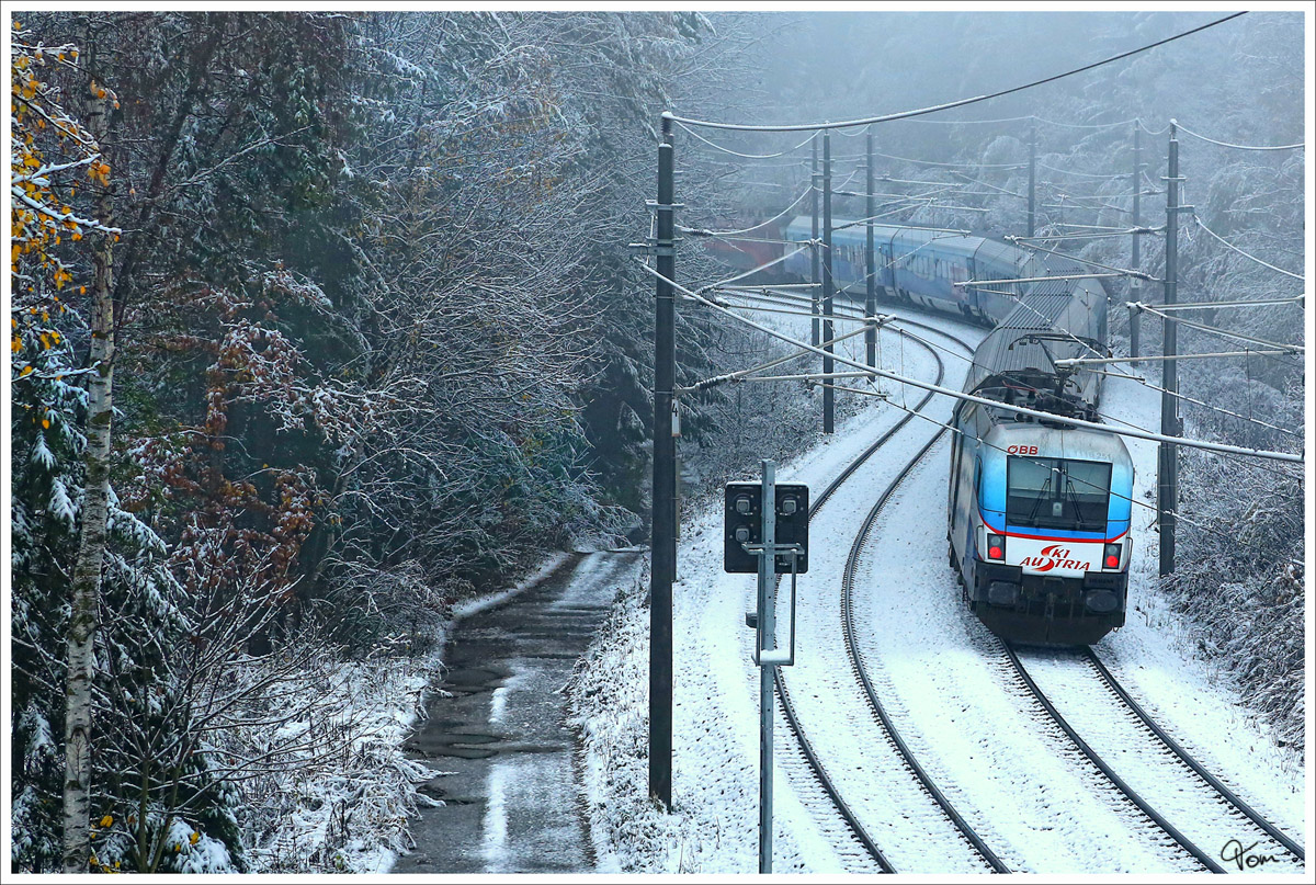 In dieser Umgebung msste sich der Ski Austria Railjet eigentlich wohlfhlen :O)
Beim ersten Schnee, schiebt 1116 251 den RJ 531 von Wien Meidling nach Villach. Zeltweg 10.11.2013