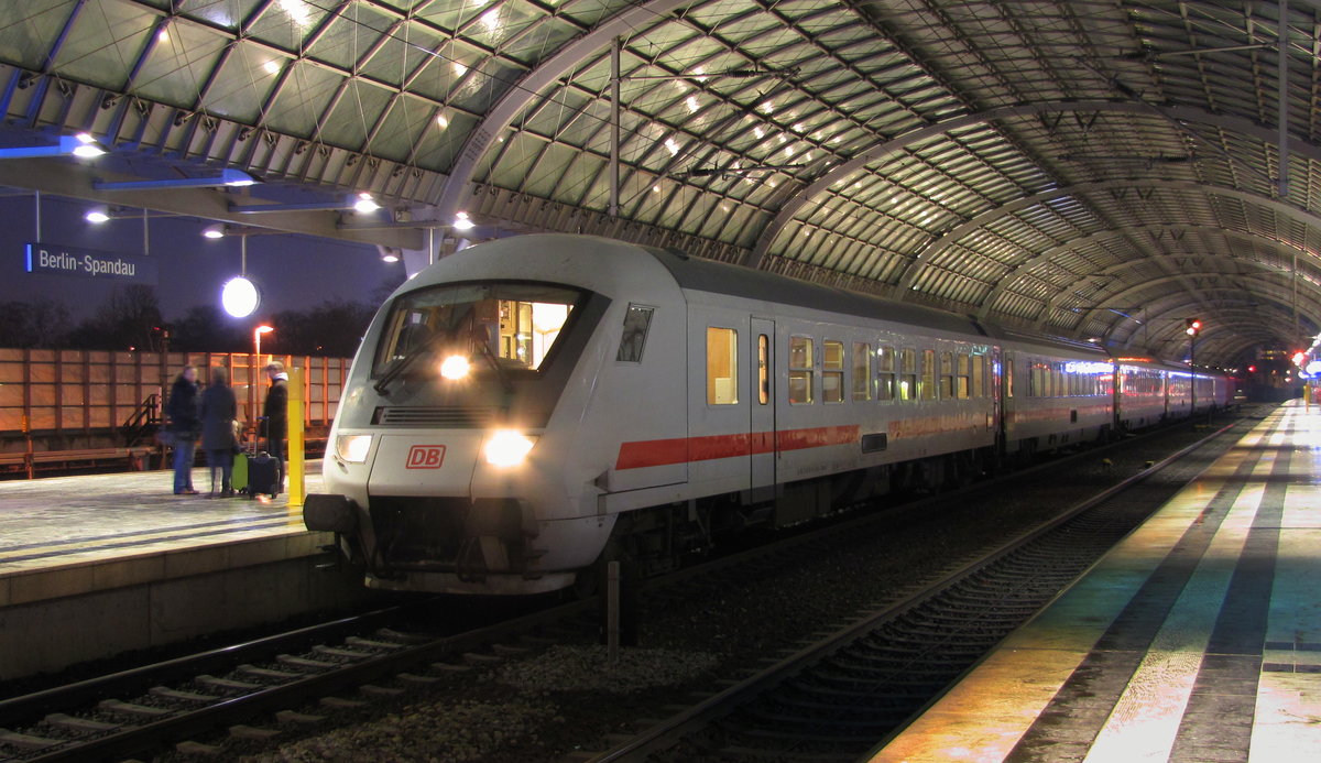 In umgekehrter Reihenfolge fuhr am 30.12.2016 der IC1925 nach Köln Hbf. Hier zu sehen in Berlin Spandau.