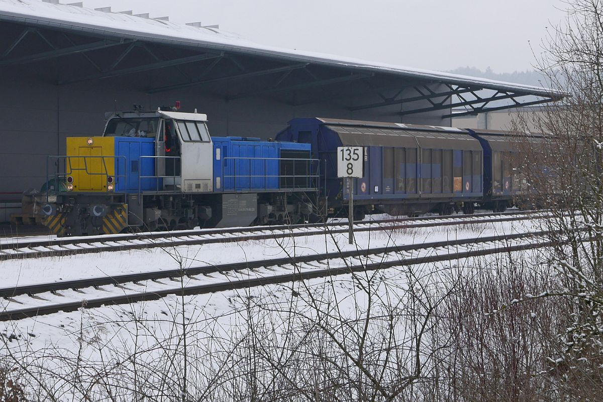 In Ummendorf rangiert 92 84 2275 715-5NL CTD auf unterschiedlichen Werksgleisen stehende und bereits zusammengestellte Wagengruppen zu einem Zug zusammen (03.03.2018).