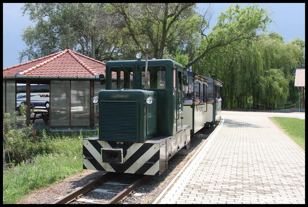 In der ungarischen Puszta gibt es eine 760 mm Schmalspurbahn, die einst dem Transport von Zuchtfischen diente. Sie befindet sich in Hortobagyi Halasto und führt 4,6 Kilometer in den Naturschutzpark  Hortobágyi Nemzeti Park . Am 26.6.2017 hatte die International Police Association Kreis Steinfurt diesen Zug gechartert. Zuglok C 50-403 war mit drei Wagen am Haken und 50 Personen darin nahezu ausgelastet! Hier steht der Zug abfahrbereit im Ausgangsbahnhof Halasto.
